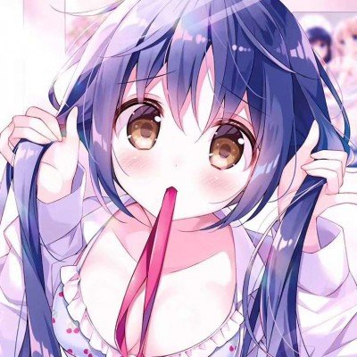 工人搭建舞台时为追星女儿拍下海报